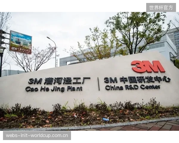 当3M、BSNMedical等国际品牌凭借核心胶粘技术占据高端市场时，本土厂商在医用级改性丙烯酸压敏胶的自主研发上遭遇了哪些瓶颈？